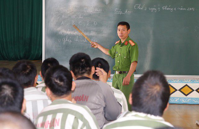 Lớp học xóa mù chữ cho phạm nhân tại Trại giam số 3