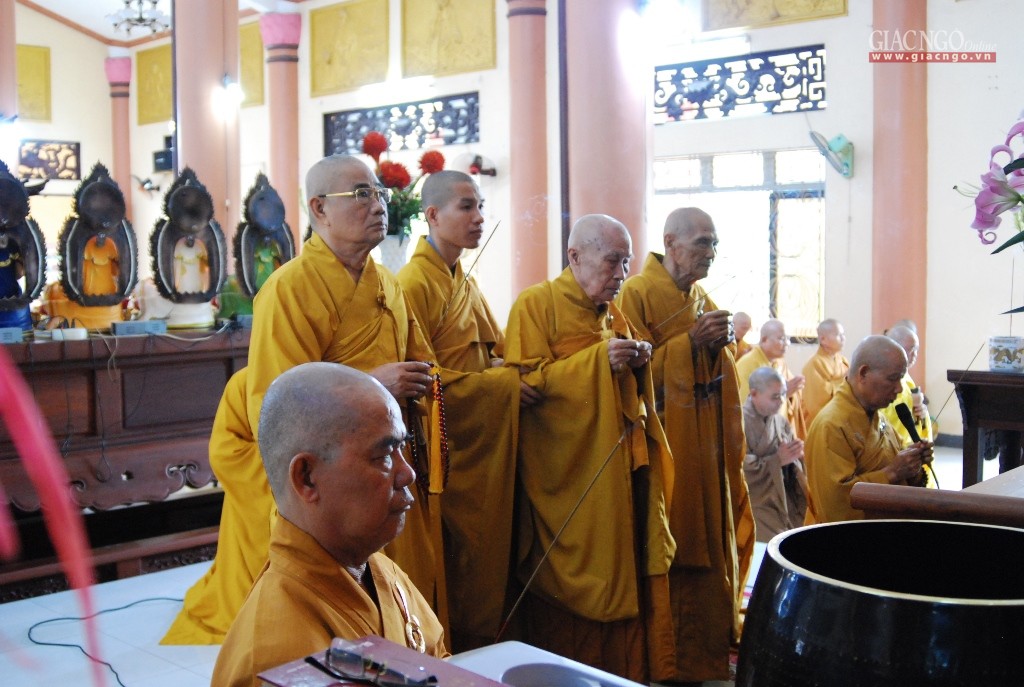 Chư tôn đức niêm hương, bạch Phật tại buổi lễ