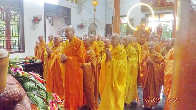 Nghi thức niêm hương bạch Phật tại lễ Tự tứ mãn hạ ở hạ trường Thiên Bửu
