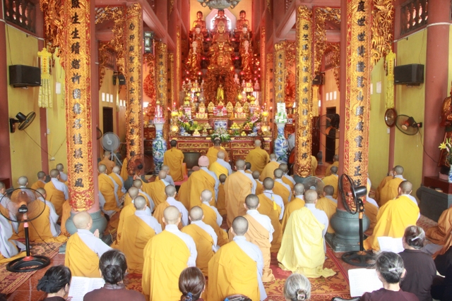 Lễ Phật cầu gia bị tại chính điện