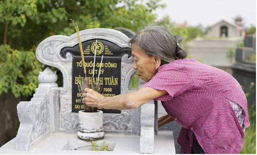Mẹ liệt sĩ Bùi Thanh Tuân tin hài cốt được đặt ở nghĩa trang dòng họ chính là của con trai mình.
