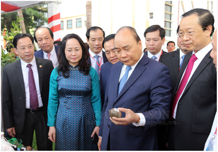 Thủ tướng Chính phủ Nguyễn Xuân Phúc thăm gian hàng của huyện Lộc Bình