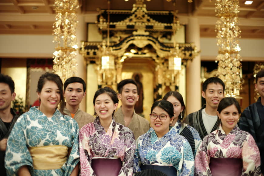 Thanh niên các nước trong trang phục kimono tại chùa Komyo