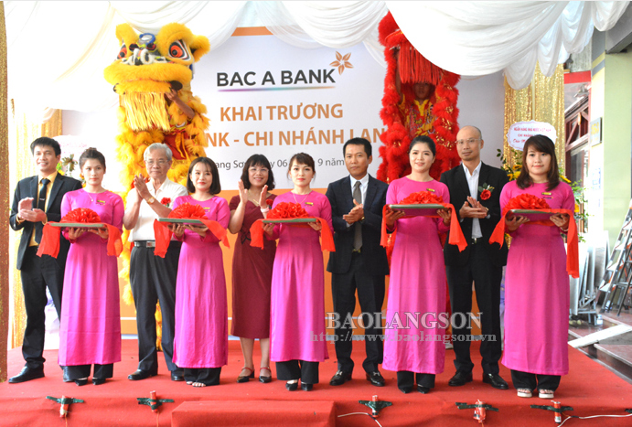 Đại diện các lãnh đạo cắt băng khánh thành chi nhánh ngân hàng Bắc Á tại Lạng Sơn