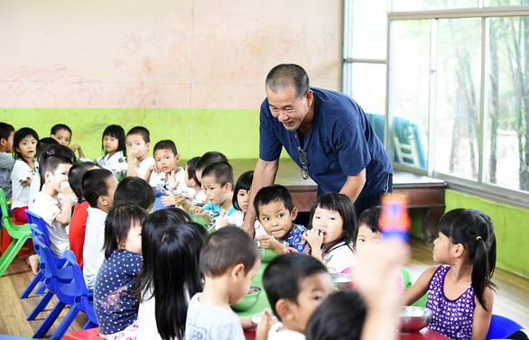 Ông Hiệp chăm chút từng bữa ăn cho trẻ ở mái ấm - Ảnh: D.Phan, Tuổi Trẻ