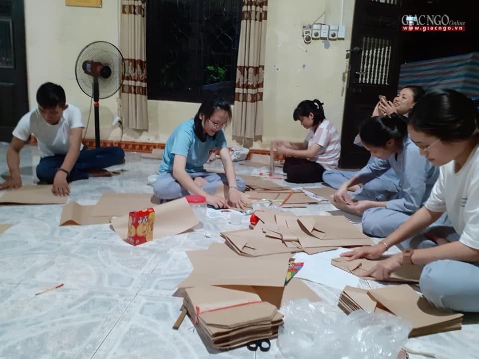 Thành viên CLB Thanh thiếu niên Phật tử chùa Đình Quán làm túi giấy đựng quà trung thu