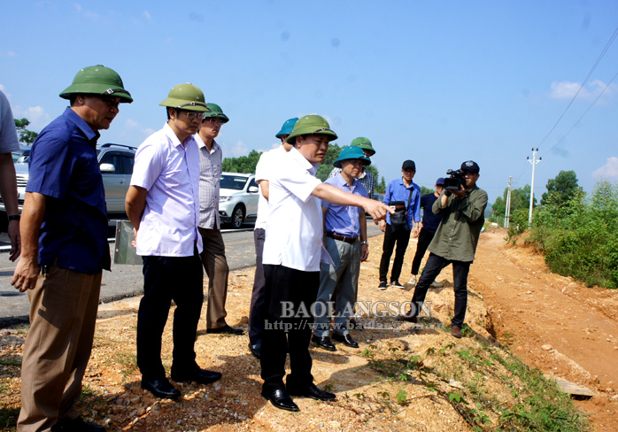 Đồng chí Hồ Tiến Thiệu, Phó Chủ tịch UBND tỉnh kiểm tra một vị trí đường gom dân sinh thuộc địa bàn huyện Hữu Lũng chưa được thi công hoàn thành