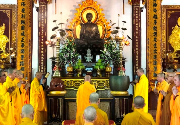 Lễ cúng ngọ tại chánh điện chùa Từ Đàm