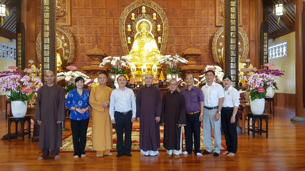 Chư tôn đức BTS hướng dẫn phái đoàn dâng hương và chụp hình lưu niệm tại chánh điện chùa Hải Quang vừa khánh tạ đầu tháng 9 vừa qua