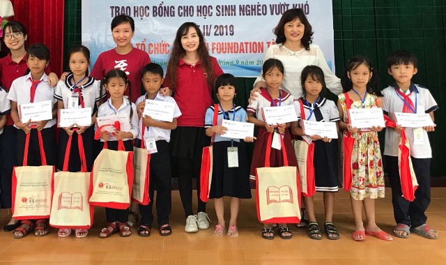 Trao học bổng cho các em học sinh nghèo tại TP Huế