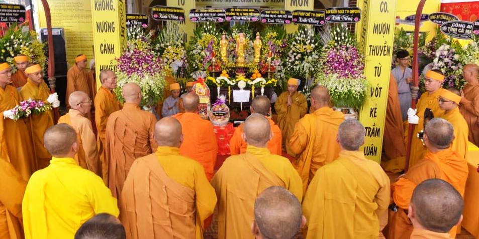 Chư tôn đức tưởng niệm trước Giác linh đài Trưởng lão Hòa thượng - Ảnh: Ban TTTT Phật giáo Bạc Liêu