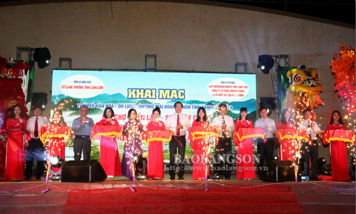 Các đại biểu cắt băng khai mạc Tuần lễ Văn hóa Doanh nhân Lạng Sơn 2019