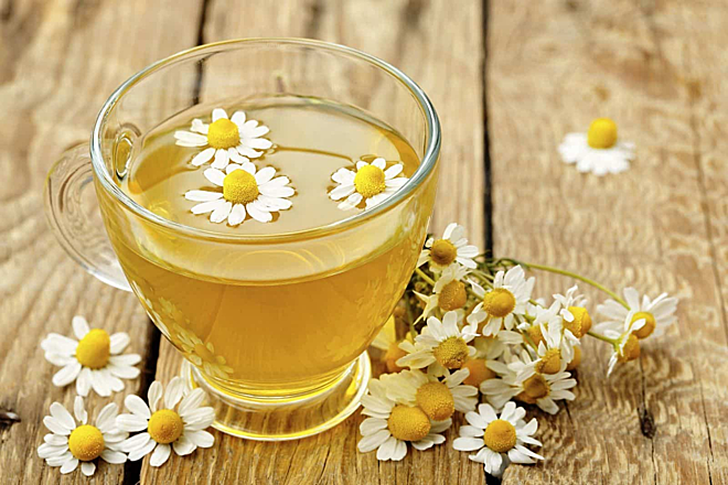 Uống trà hoa cúc có lợi cho người thường xuyên mất ngủ, dịu thần kinh, đẹp da. Ảnh: Health