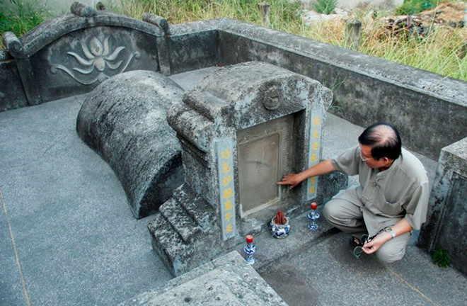 Ngôi mộ của Thứ đội trưởng Phan Quý Công với hình thù hình yên ngựa kỳ lạ ẢNH: HOÀNG SƠN