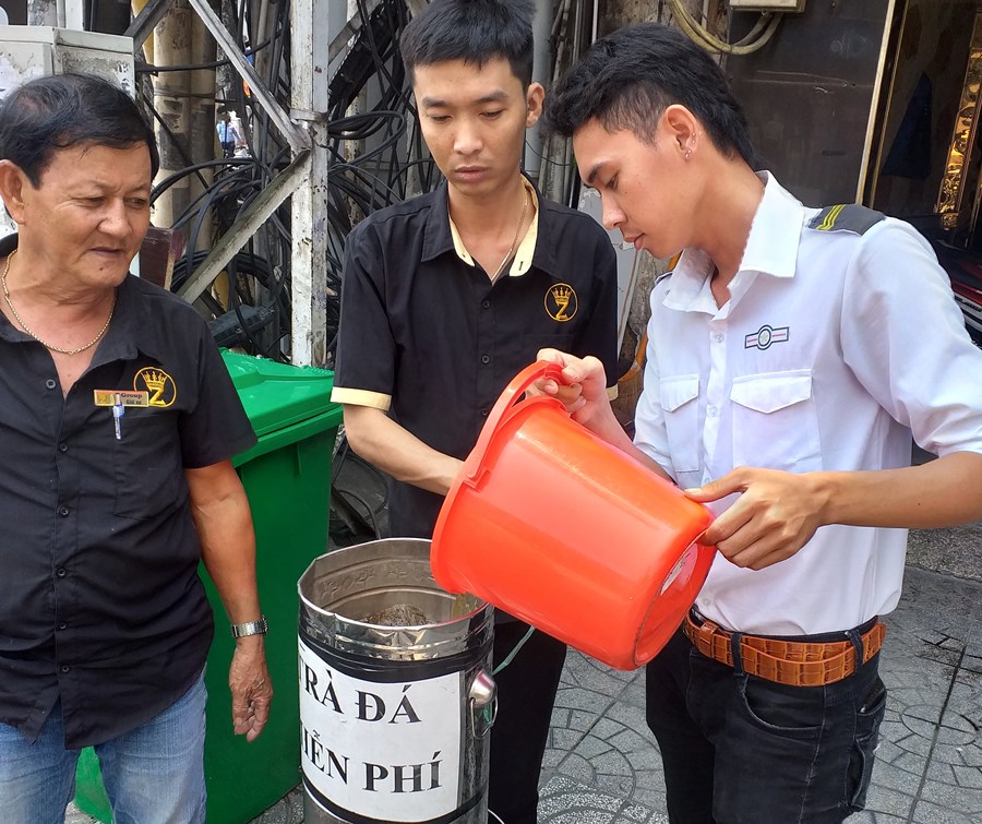 Anh Nên và nhân viên tiệm massage Việt Hồng châm thêm nước trà