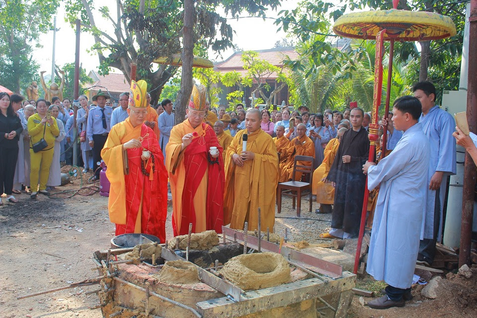 Bình Định: Chùa Phú Thọ chú nguyện rót đồng đúc tượng Phật