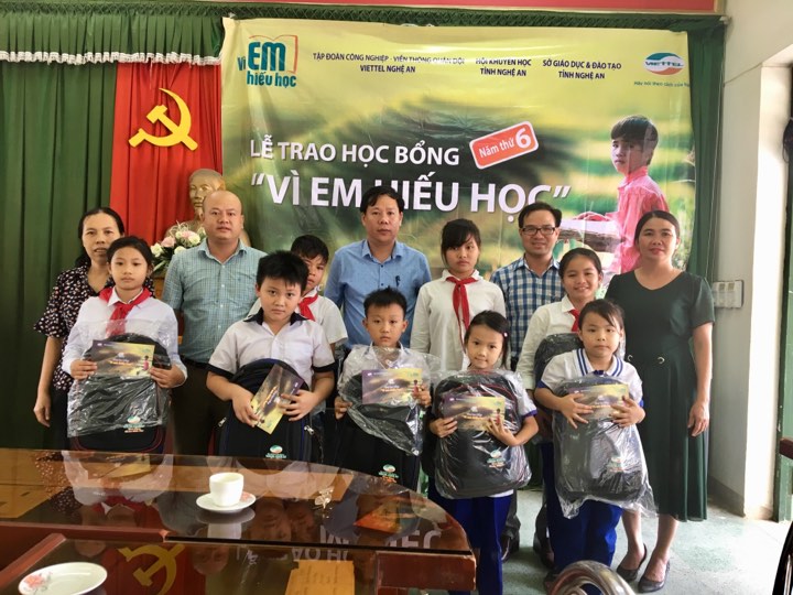 Trao quà cho học sinh nghèo hiếu học tại xã Quỳnh Long