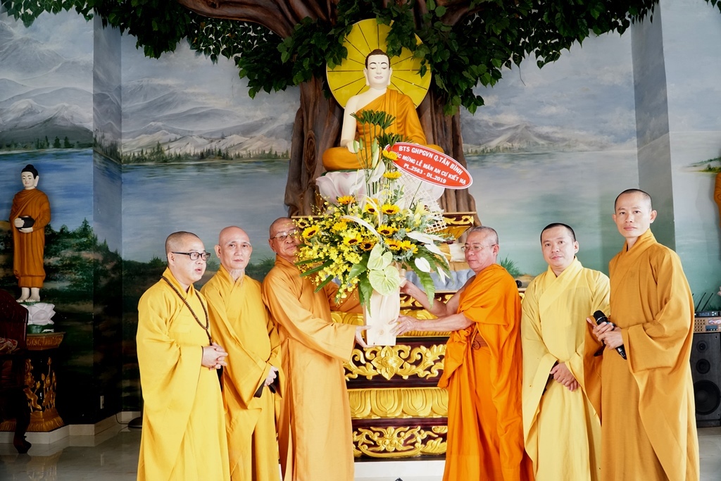 Đoàn đến thăm đạo tràng an cư chùa Phật Bảo (Nam tông Kinh), ĐĐ.Quang Minh trụ trì đón tiếp