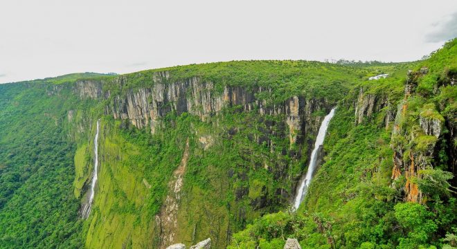 Ngọn núi Nyangani hùng vĩ ở Zimbabwe. (Ảnh qua africazim-travel.com)