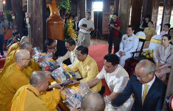 Hà Nội: Quốc vương Thái Lan phát tâm cúng dường, dâng Y Kathina tại chùa Hoằng Ân