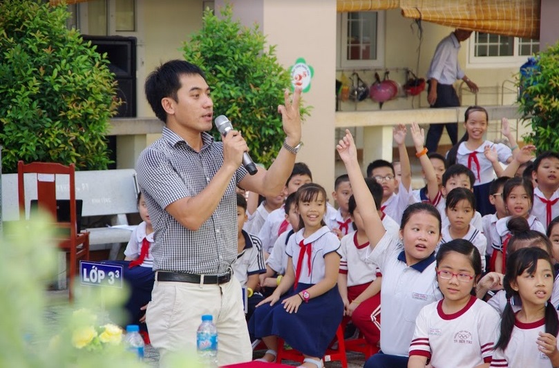 Nhà văn Văn Thành Lê chia sẻ tại Trường tiểu học Phú Thọ (TP.Bến Tre, Bến Tre)