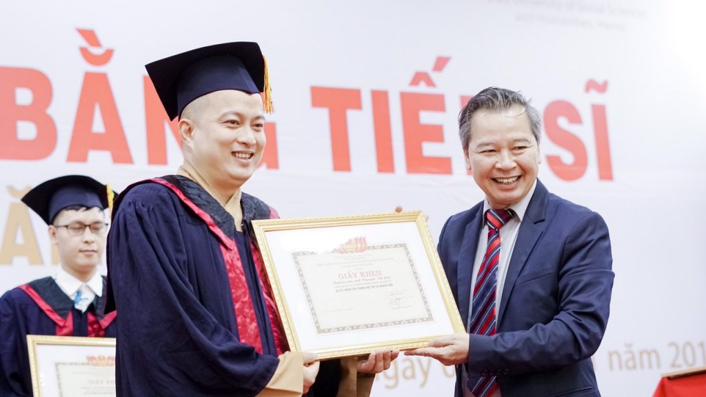 Đại đức Thích Thanh Tâm nhận khen thưởng của Trường Đại học Khoa học xã hội và Nhân văn Hà Nội