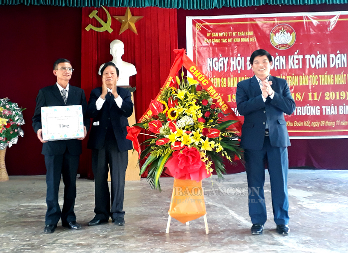 Đồng chí Nông Lương Chấn, Ủy viên Ban Thường vụ Tỉnh ủy, Chủ tịch Ủy ban Mặt trận Tổ quốc tỉnh tặng hoa và quà cho khu dân cư Đoàn Kết