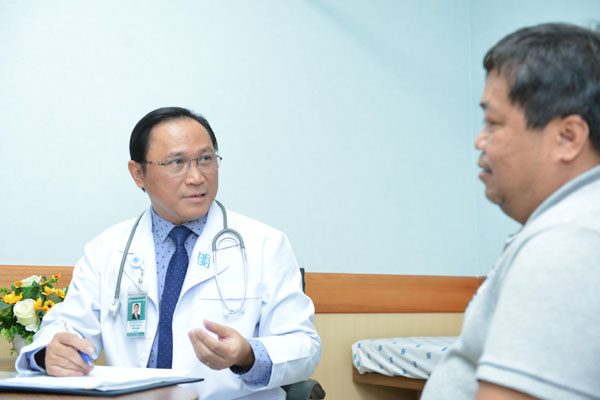 Bác sĩ Bùi Hữu Hoàng đang tư vấn cho người bệnh. Ảnh Bệnh viện cung cấp