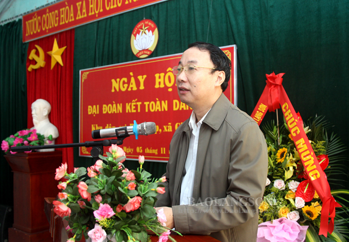 Đồng chí Nguyễn Công Trưởng, Phó Chủ tịch UBND tỉnh phát biểu tại Ngày hội Đại đoàn kết toàn dân tộc thôn Bản Cáp, xã Gia Miễn