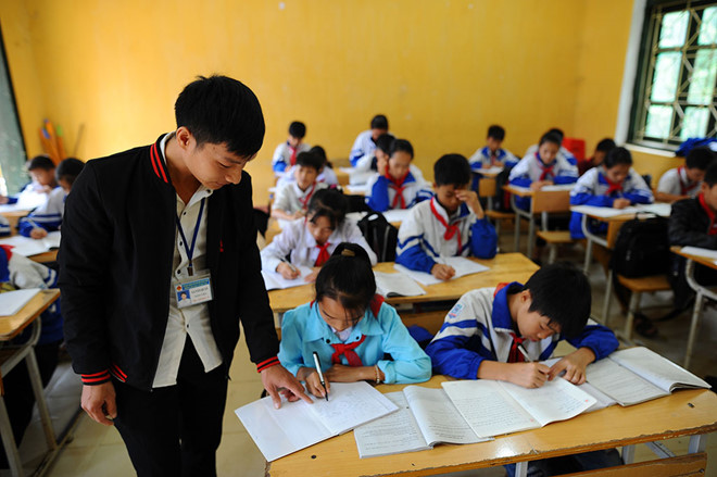 Thầy giáo La Văn Quân trở thành điểm tựa của học sinh dân tộc thiểu số Ảnh: Dương Triều