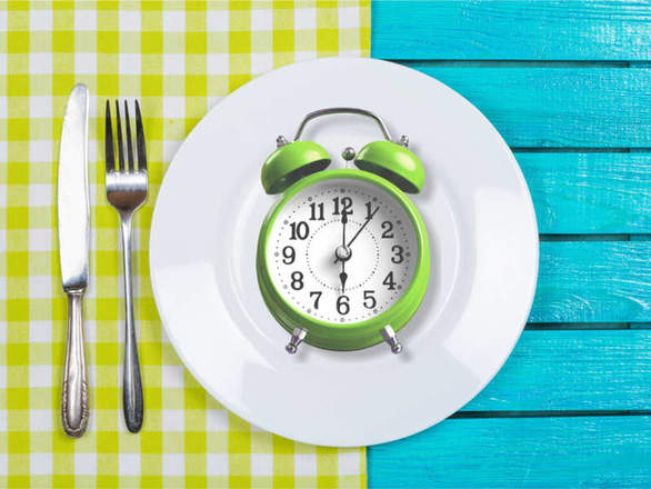 Các chuyên gia luôn khuyên "nên ăn tối trước 6 giờ chiều". Sau thời gian này, cơ thể bước vào chế độ "nghỉ ngơi", ăn vào sẽ có nguy cơ cao tích lũy mỡ thừa - Ảnh: India Times