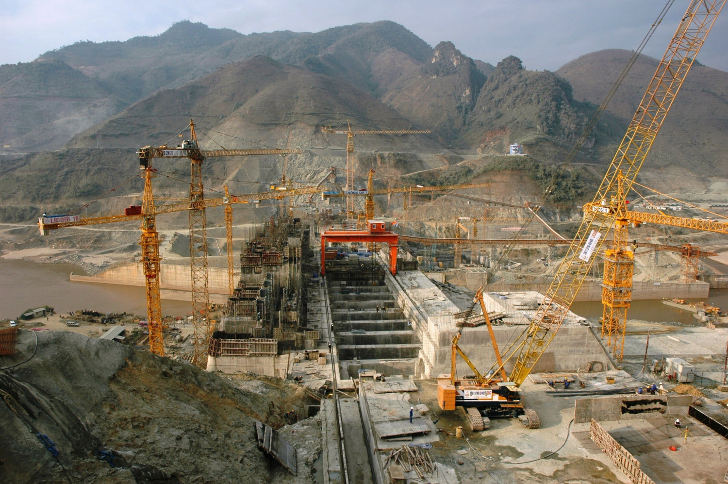 Công trường xây dựng nhà máy thủy điện Sơn La tháng 10/2009.