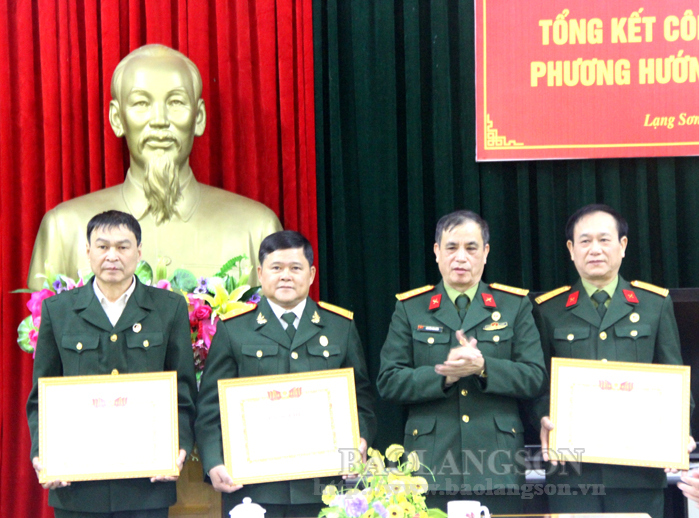 Đại diện lãnh đạo Hội Cựu chiến binh tỉnh trao bằng khen của Ban Chấp hành Trung ương Hội CCB Việt Nam cho các tập thể đã có thành tích xuất sắc