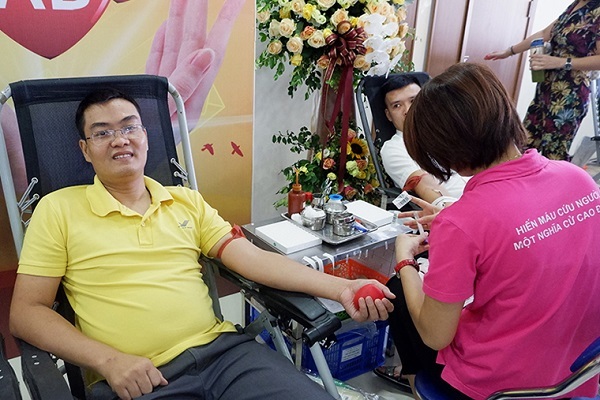 Anh Đào Văn Chính trong một lần tham gia hiến máu - Ảnh: Nhân vật cung cấp
