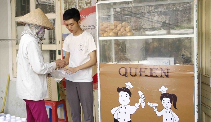 Tình nguyện viên hỗ trợ cho quán bánh mì có cả các sinh viên trên địa bàn thành phố Đà Nẵng.