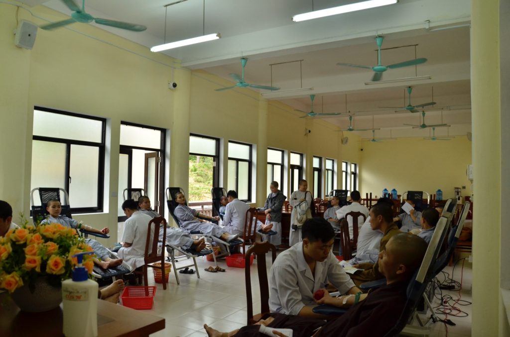 Huế: Tăng Ni sinh Học viện PGVN hưởng ứng chương trình hiến máu nhân đạo