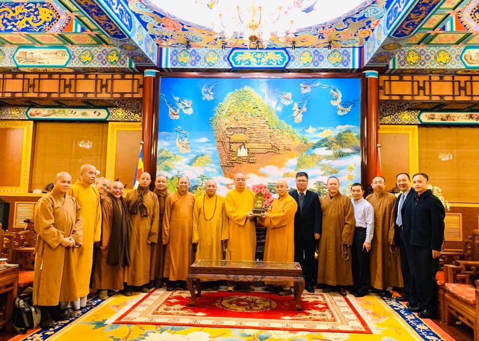 Tặng quà lưu niệm sau buổi thăm, làm việc ở Trụ sở Hiệp hội Phật giáo Trung Quốc