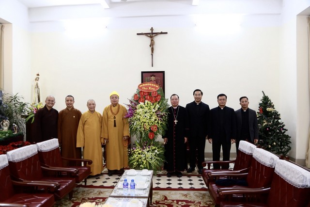 Hà Nội:GHPGVN đến thăm chúc mừng đồng bào Công giáo ngày lễ Giáng sinh và chào đón năm mới 2020