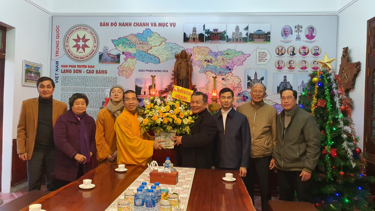Phật giáo tỉnh chúc mừng lễ Noel tại Tòa giám mục Lạng Sơn