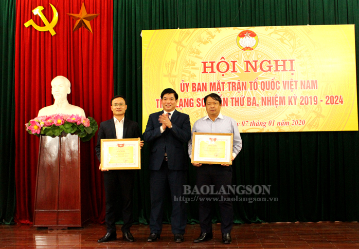 Lãnh đạo Uỷ ban MTTQ Việt Nam tỉnh tặng bằng khen cho các tập thể có thành tích xuất sắc trong công tác mặt trận năm 2019