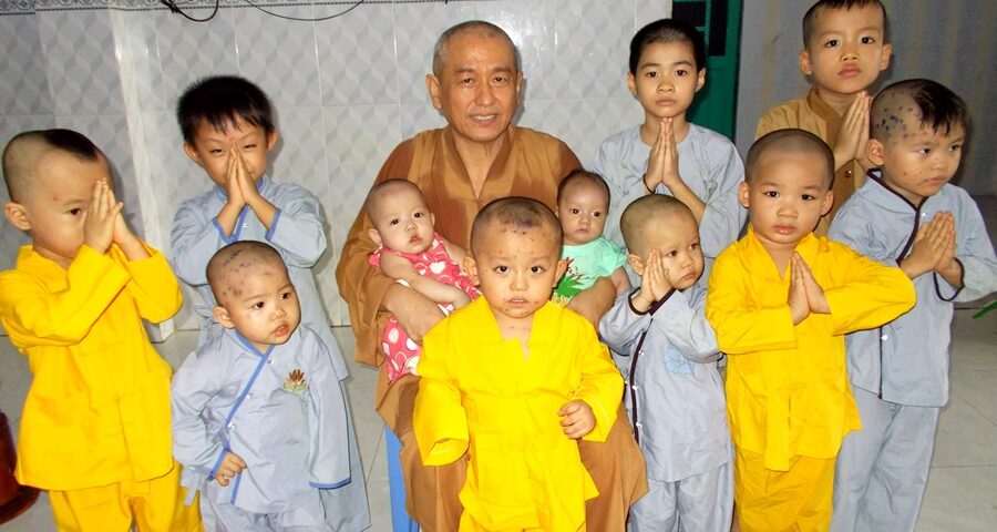 Cơ sở nuôi trẻ mồ côi tại xã Thới Tam Thôn, huyện Hóc Môn, Tp. Hồ Chí Minh do thầy Huệ Quang quản lý, nuôi dạy những đứa trẻ kém may mắn.