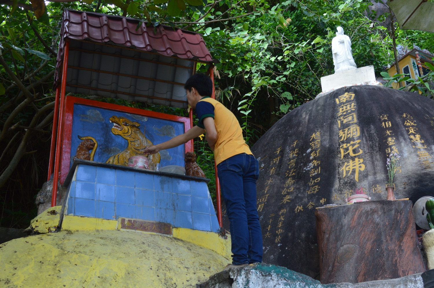 Khách du lịch đến thắp hương, cầu may.