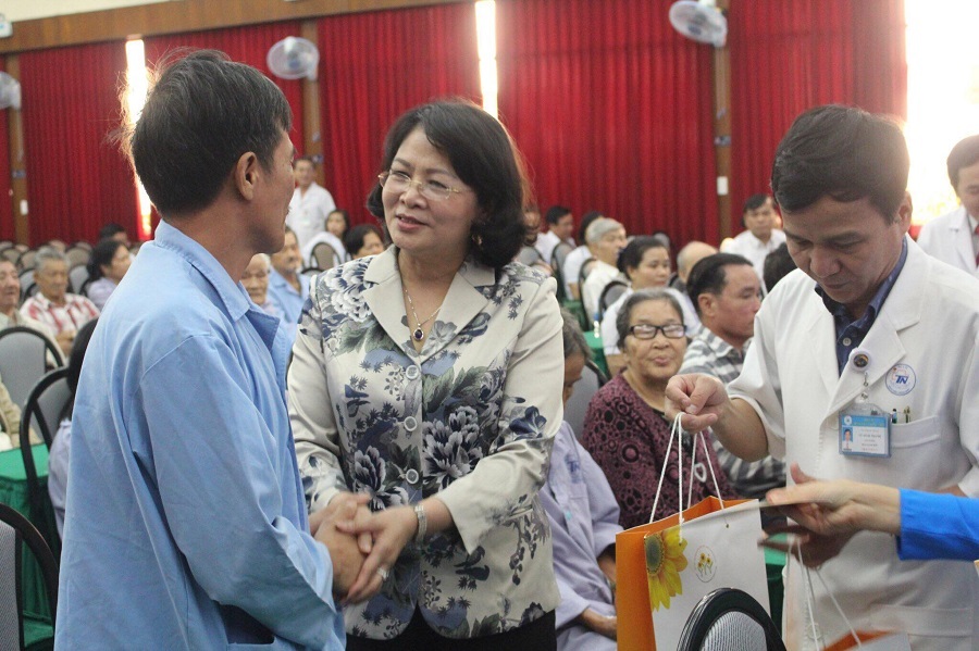 Phó Chủ tịch nước Đặng Thị Ngọc Thịnh thăm hỏi, tặng quà cho bệnh nhân ở BV Thống Nhất. Ảnh: Phan Nhơn