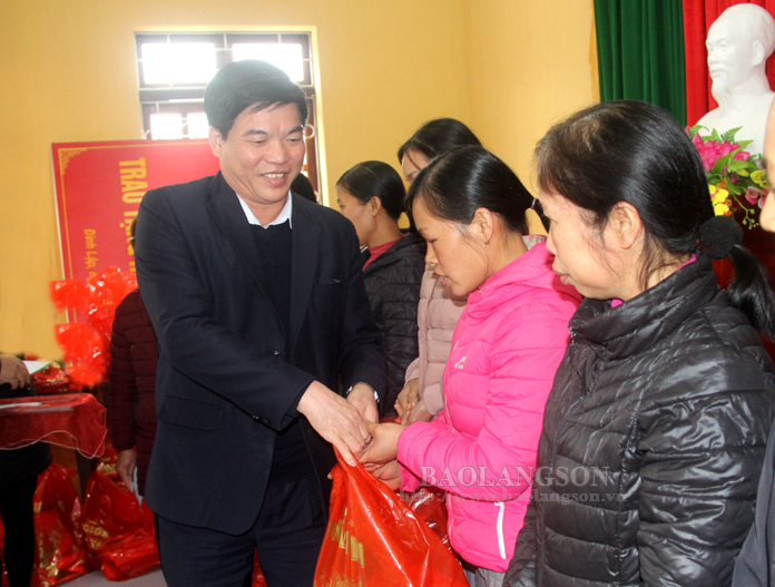 Đồng chí Nông Lương Chấn, Ủy viên Ban Thường vụ Tỉnh ủy, Chủ tịch Ủy ban MTTQ Việt Nam tỉnh tặng quà hộ nghèo thị trấn Đình Lập