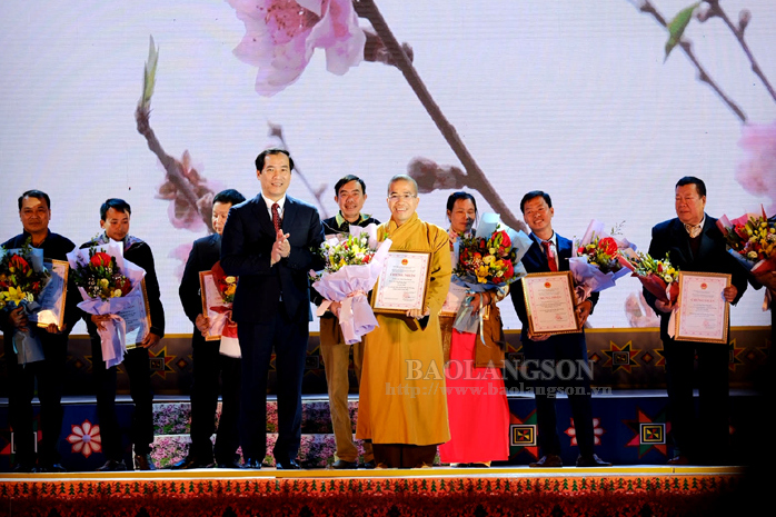 Lãnh đạo UBND tỉnh trao giải cuộc thi vườn cây hoa đẹp Xứ Lạng 2020