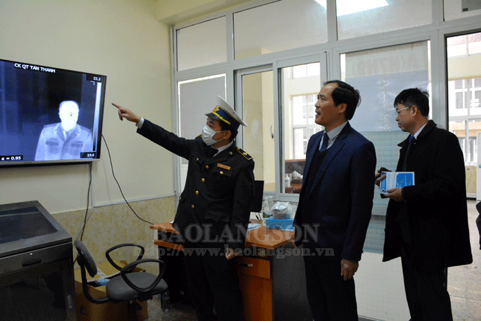 Đồng chí Dương Xuân Huyên, Phó Chủ tịch UBND tỉnh (đứng giữa) kiểm tra máy đo thân nhiệt tại cửa khẩu Tân Thanh, huyện Văn Lãng