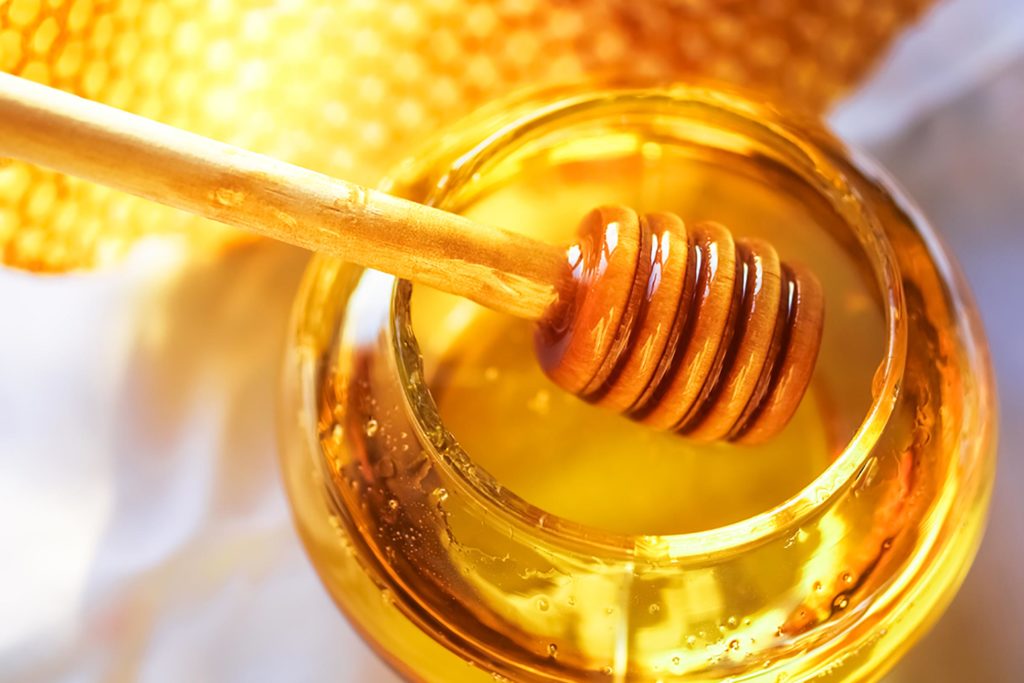 Mật ong chứa thành phần kháng viêm và diệt khuẩn, có thể dùng để sơ cứu cho vết bỏng nhẹ