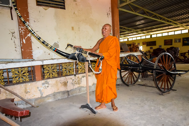 Hòa thượng Chau Sơn Hy giới thiệu các nông cụ của đồng bào Khmer