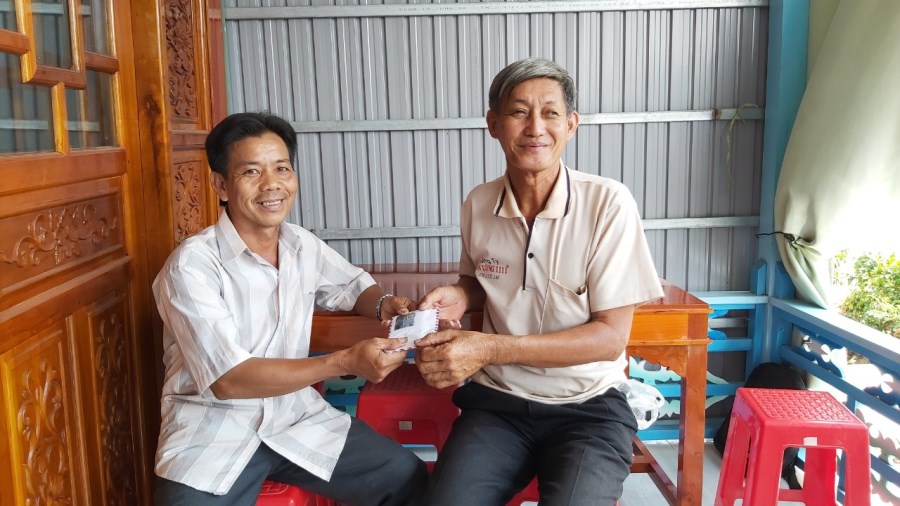 Anh Hải (bìa trái) tặng lại số tiền cho Tổ Điều hành xe chuyển bệnh