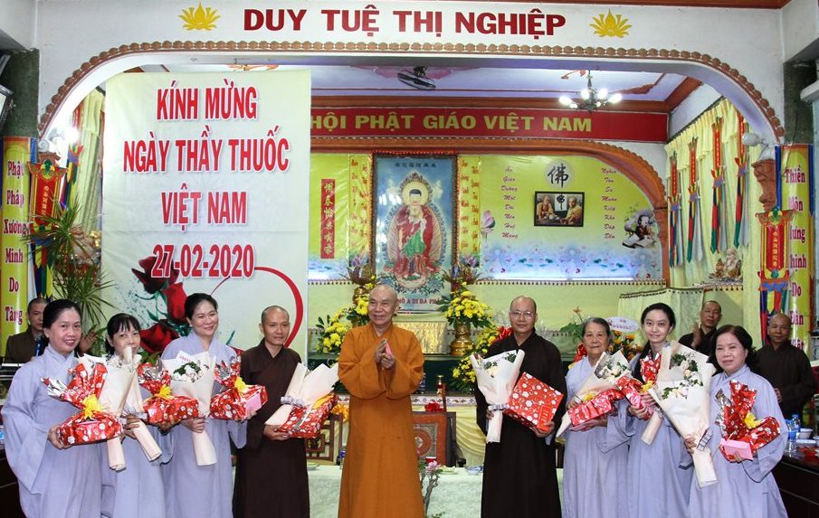 Hòa thượng trụ trì chúc mừng và tán dương đóng góp của chư tôn đức và Phật tử của Phòng thuốc từ thiện